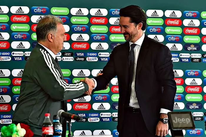 Yon de Luisa le da la mano al Tata