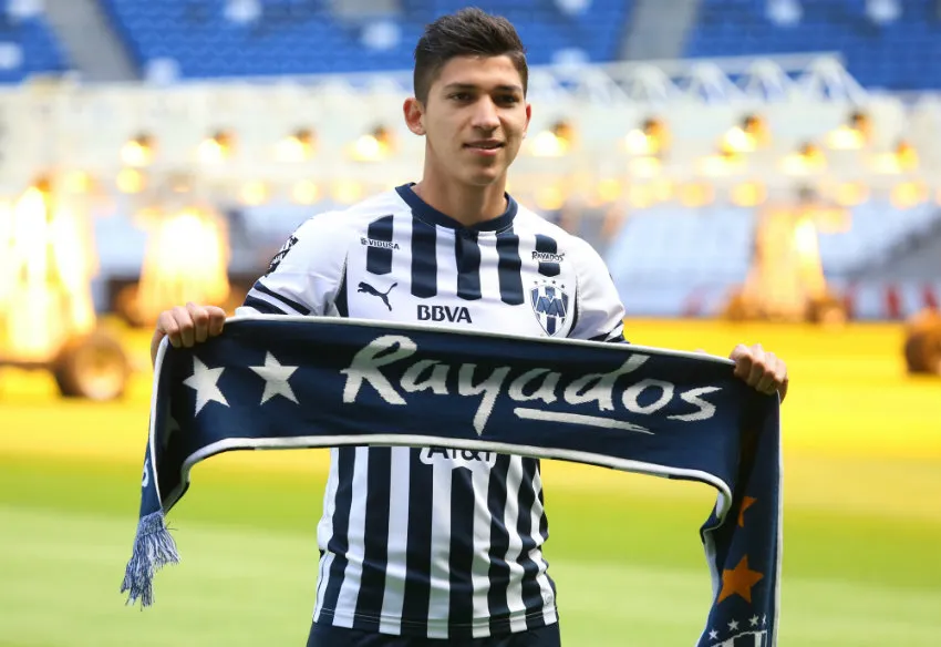 Zaldívar sostiene bufanda de Rayados en presentación