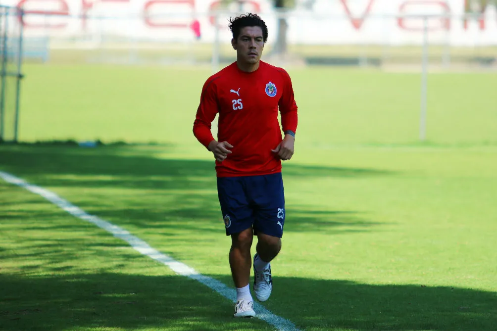 Michael Pérez trota durante práctica de Chivas