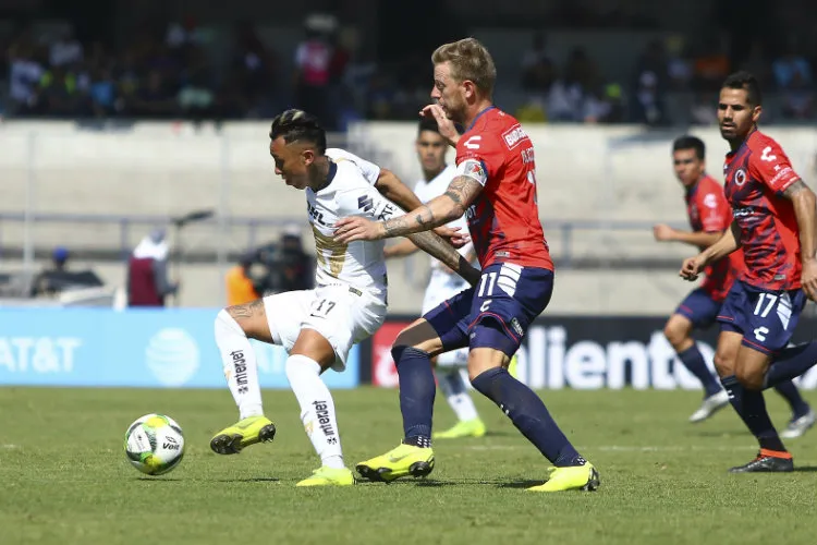 Martín Rodríguez disputa un balón frente a Cristian Menéndez de Veracruz