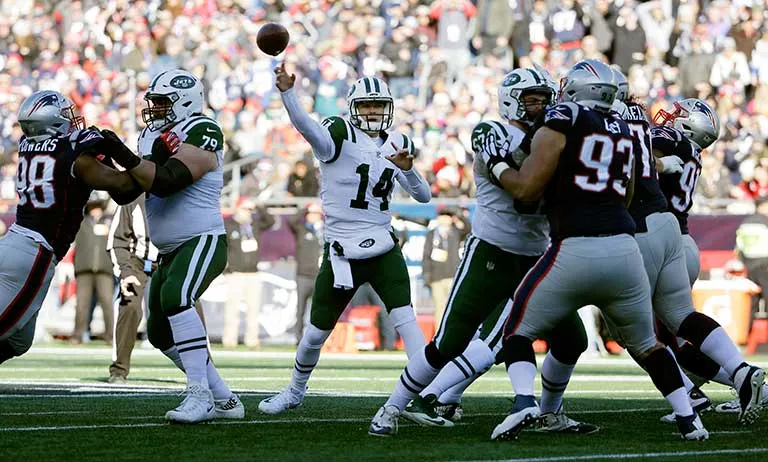 AP Sam Darnold lanza un pase con Jets