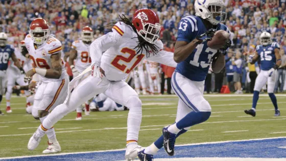 AP Hilton atrapa un pase en las diagonales contra Chiefs