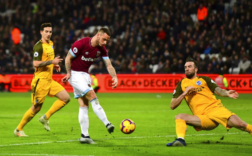 Arnautovic saca disparo dentro del área en partido del West Ham