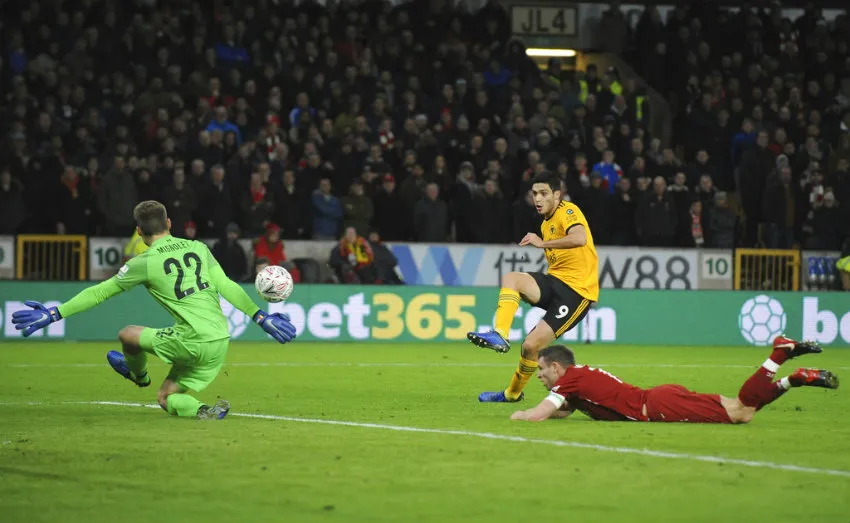 Jiménez define con potencia de pierna derecha en partido de la FA Cup