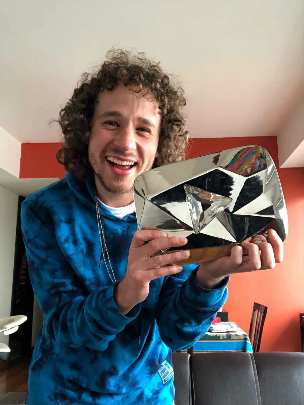 TWITTER @LuisitoComunica Luisito Comunica sostiene el botón de diamante de Youtube