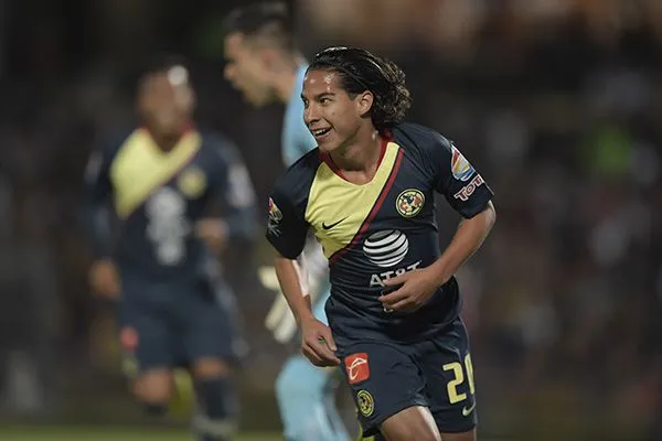 El volante en un partido con América