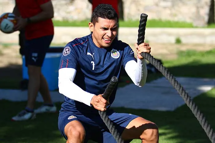 Pineda en una práctica de Chivas