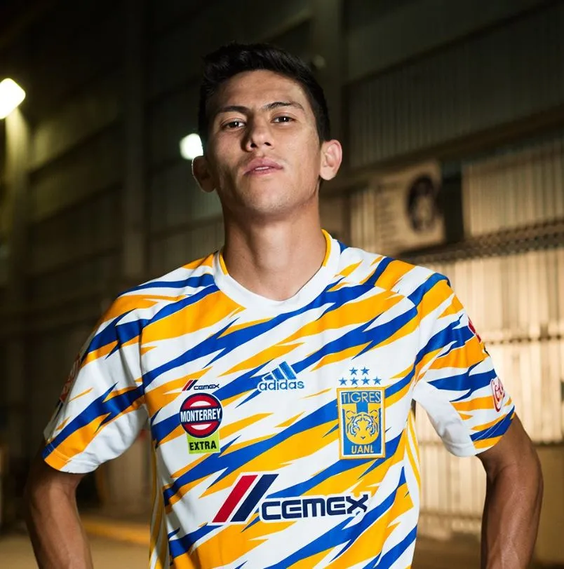 Damián Torres posa con la nueva elástica Felina