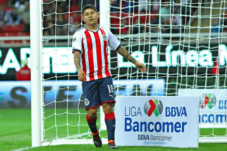 Chofis López lamenta error en un duelo con Chivas