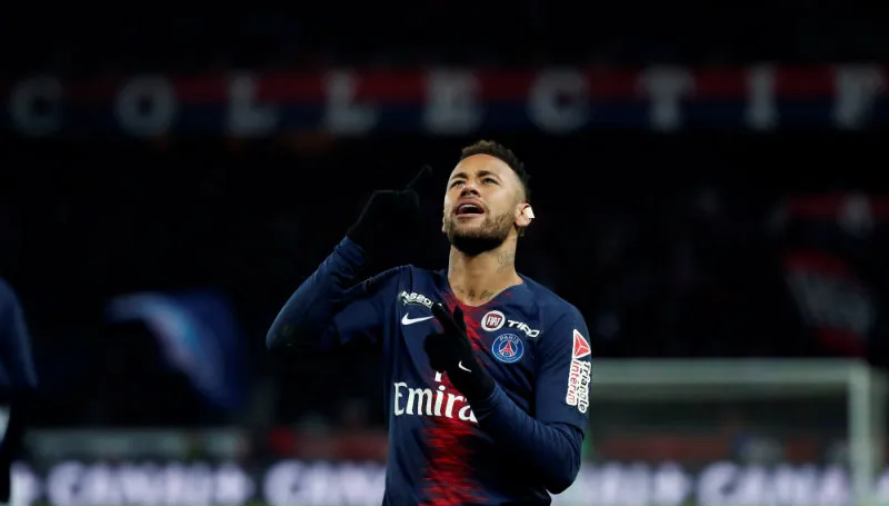 EFE Naymer mira al cielo en un juego con el PSG