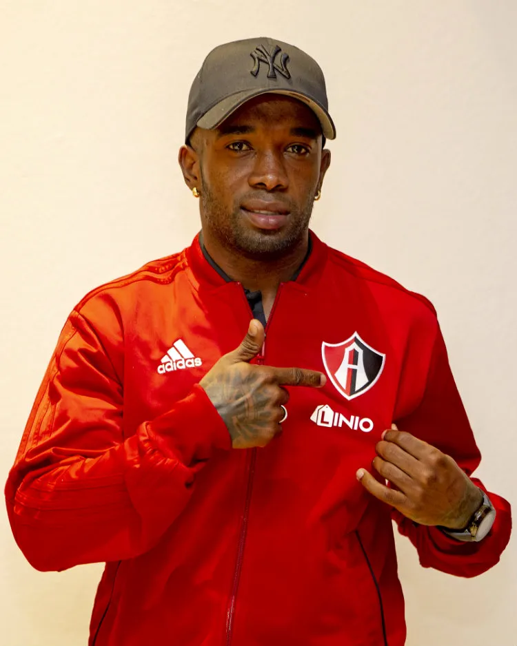 RICARDO FLORES Burbano posa para RÉCORD