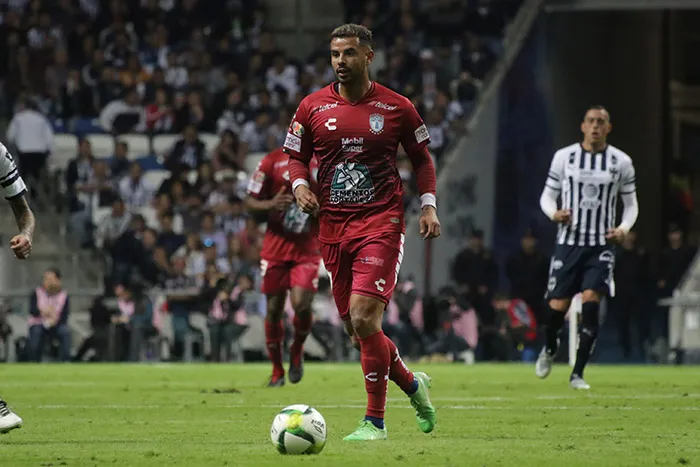 Edwin Cardona conduce el balón con Pachuca
