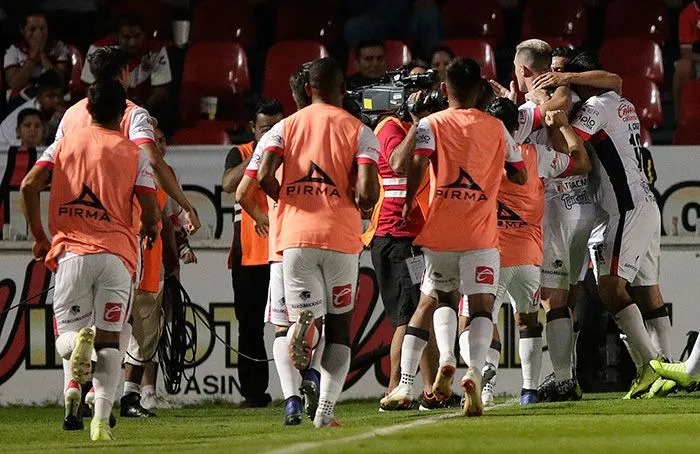 Jugadores de Lobos en plena celebración