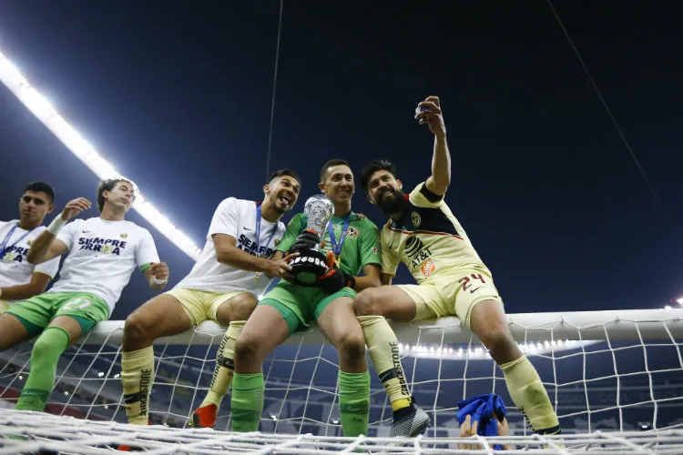 IMAGO7 Agustín Marchesín sostiene el título del Apertura 2019