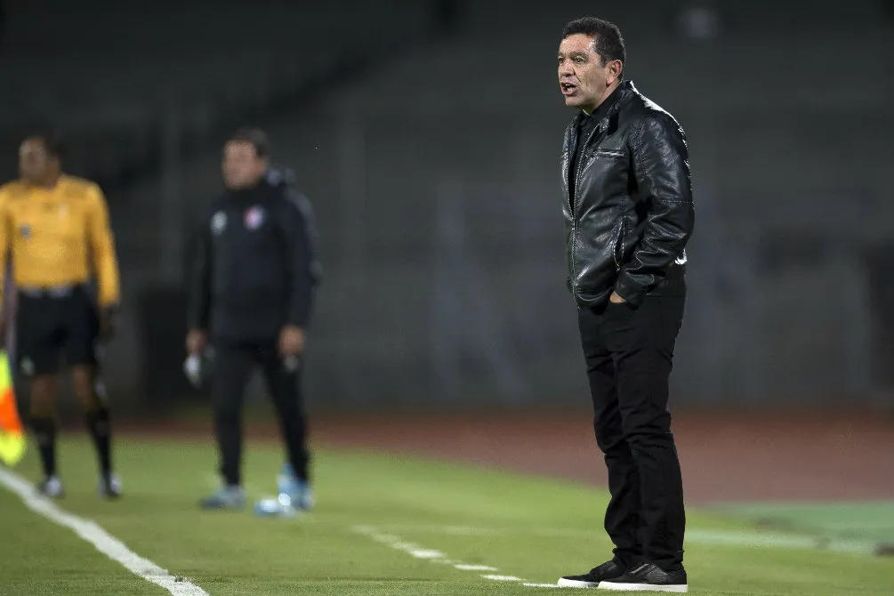 David Patiño dando indicaciones durante un juego de Pumas