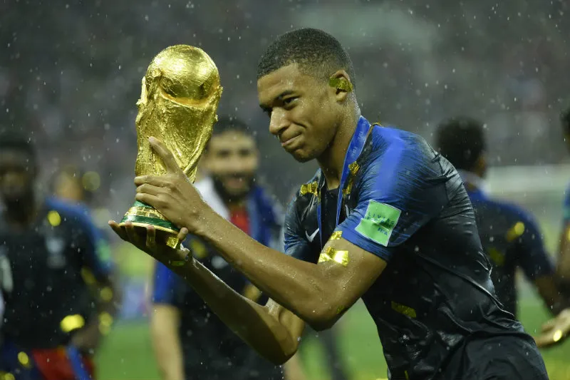 Mbappé sostiene la Copa del Mundo tras ganarla con Francia