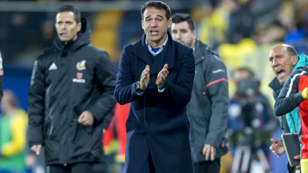 VILLARREAL.ES Luis García da indicaciones a sus jugadores frente al Espanyol