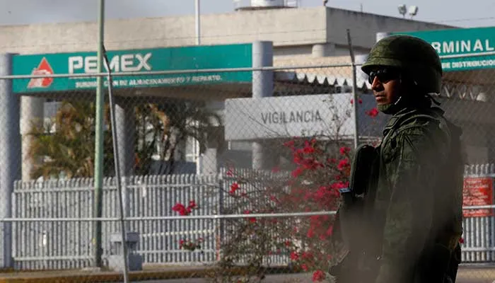 EFE Militares resguardando los centros de carga de Pemex