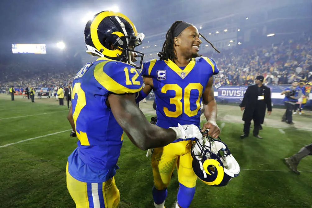 Jugadores de los Rams festejan triunfo contra Dallas