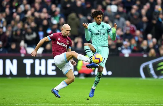 Pablo Zabaleta pelea el balón