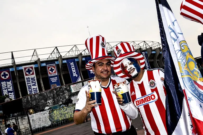 MEXSPORT Los seguidores de las Chivas llegaron al Azteca para el duelo contra Cruz Azul