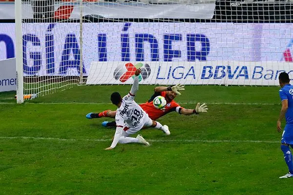 El momento en que le desvían el balón a Corona