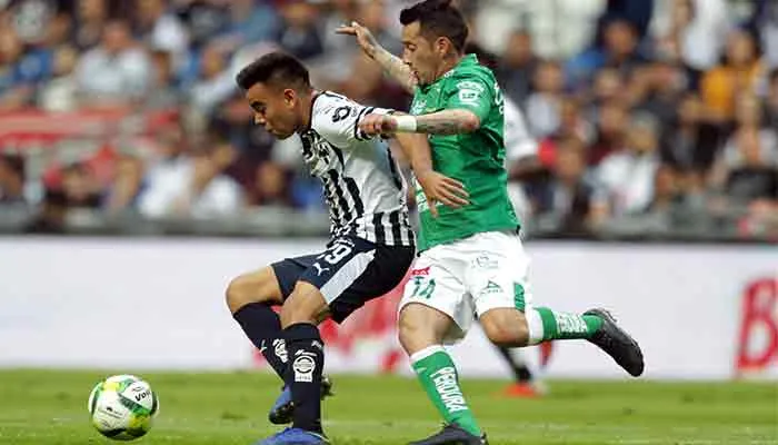 Carlos Rodríguez y Rubens Sambueza disputando el balón