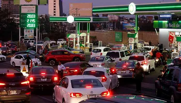 Gente esperando a ingresar a una gasolinera