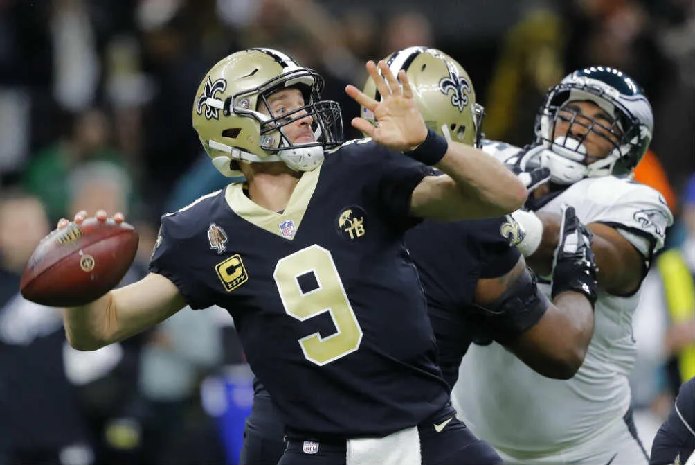 Brees se prepara para enviar un pase en duelo de los Saints