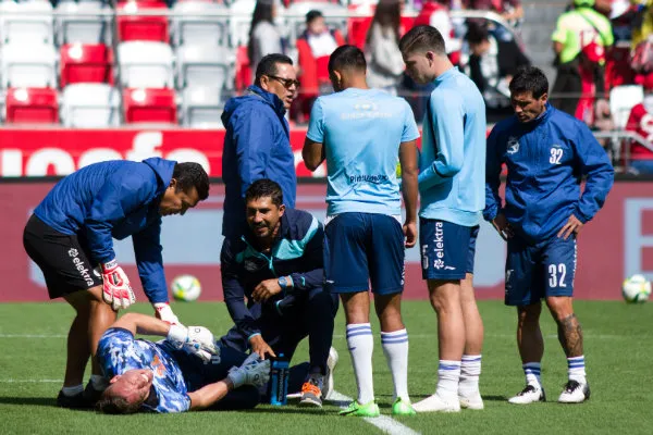 IMAGO7 Vikonis es atendido tras una molestia en el muslo izquierdo