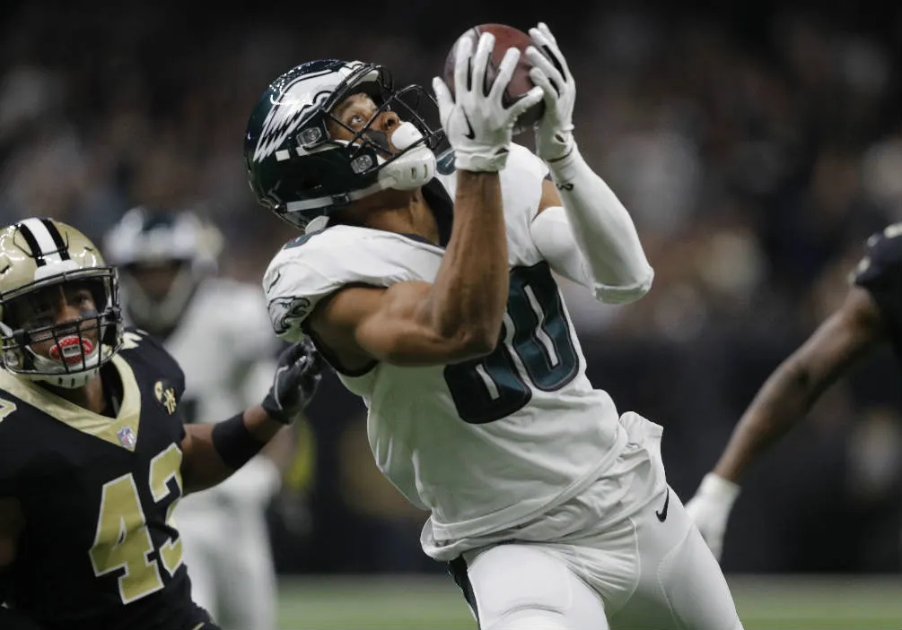 AP Jordan Matthews recibe el balón