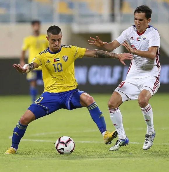 Milesi usa la camiseta número '10' con el conjunto árabe