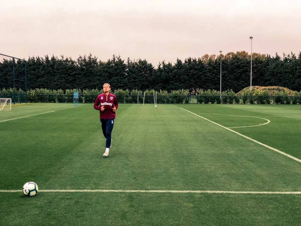 Chicharito durante un entrenamiento del West Ham