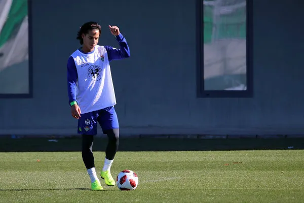 TWITTER @REALBETIS Lainez en su primer entrenamiento con el Betis