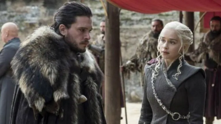 AP Khaleesi junto a Jon Snow, en una escena de la serie