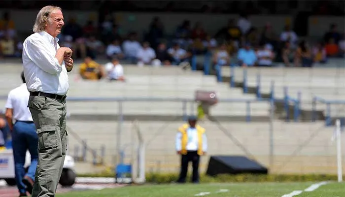 Menotti dirigiendo a Tecos en México