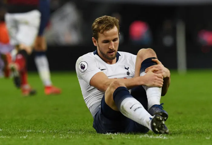 Kane se toma su extremidad tras lesionarse