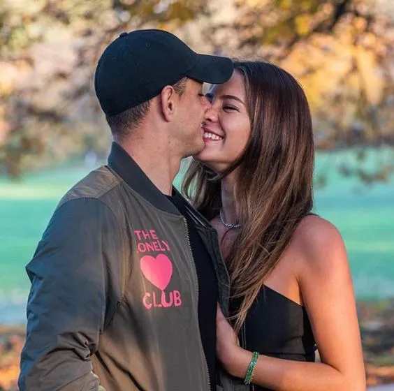 INSTAGRAM @MOONSTRUCKTRAVELLER Sarah Kohan comparte momentos de su relación con CH17