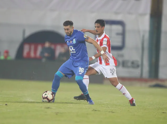 TWITTER @FCPORTO Herrera controla el balón ante la marca de un rival
