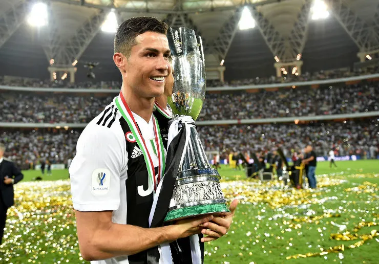 Cristiano Ronaldo posa con el título de la Supercopa de Italia