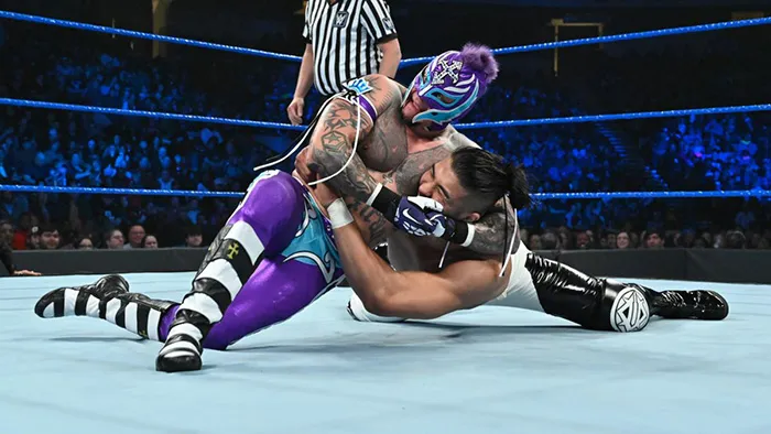 Rey Mysterio aplica un candado a la cabeza del Ídolo