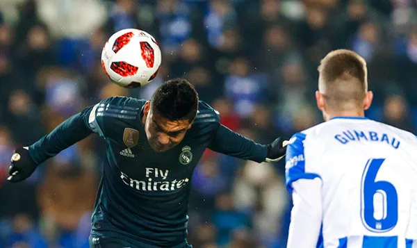 AP Casemiro rechaza balón con la cabeza