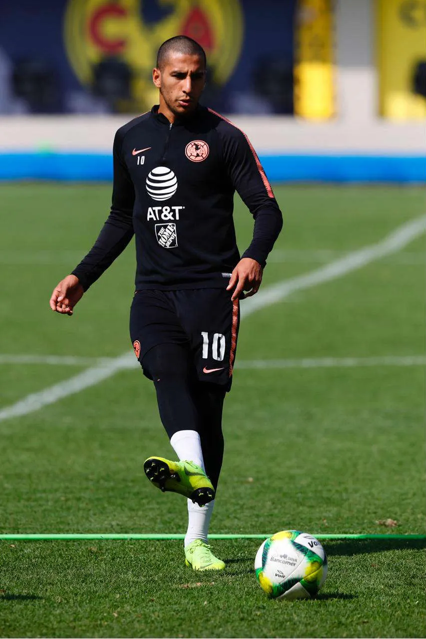 CARLOS RAMÍREZ Domínguez patea el balón durante un entrenamiento