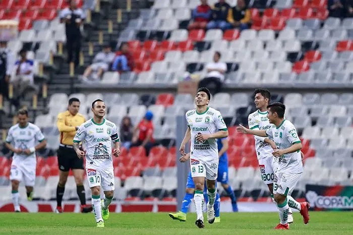 ERNESTO PÉREZ Mena (centro) después de anotarle gol a Cruz Azul