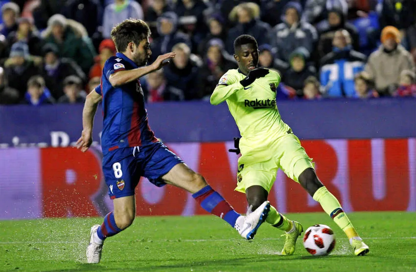 Dembéle desborda por la banda izquierda en partido de Copa del Rey