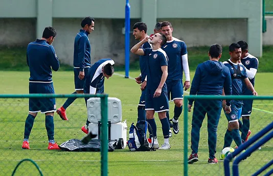 Jugadores de Cruz Azul, durante entrenamiento de este jueves