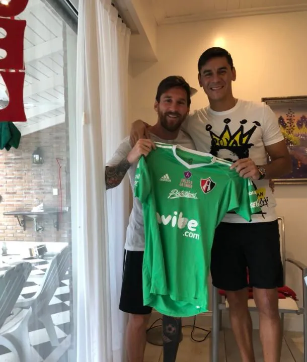 Twitter @23Osky Ustari y Messi posan con la playera del Atlas