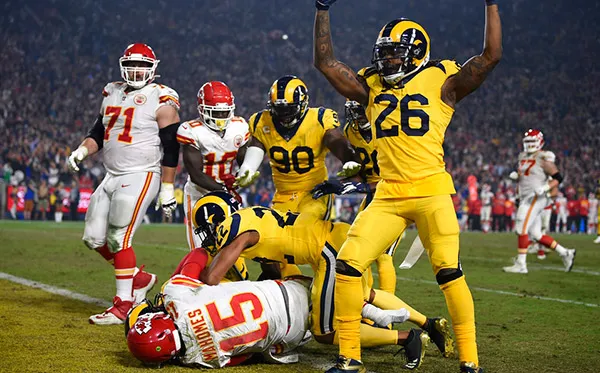 AP Defensiva de los Rams celebra una captura a Mahomes