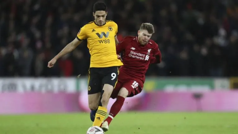 Jiménez y Moreno disputan el balón en duelo de Copa