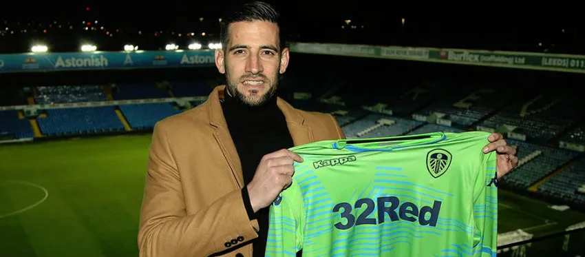 LEEDSUNITED.COM Casilla muestra la playera de su nuevo equipo
